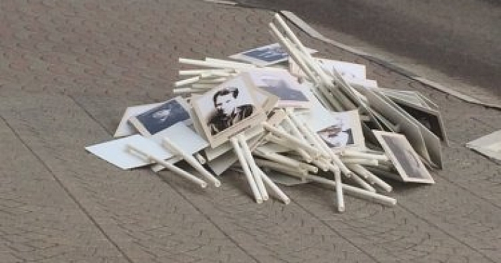 В СЖД объяснили, почему плакаты с «Бессмертного полка» лежали на земле у здания управления