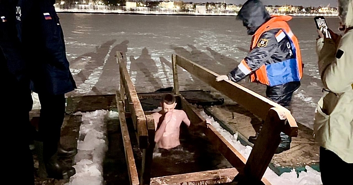 В купальнике в ледяную воду: как ярославцы окунались в крещенские проруби_231259