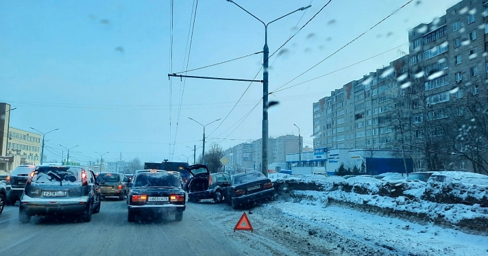 В Ярославле в утренний час пик на Московском проспекте произошло сразу два ДТП_233508
