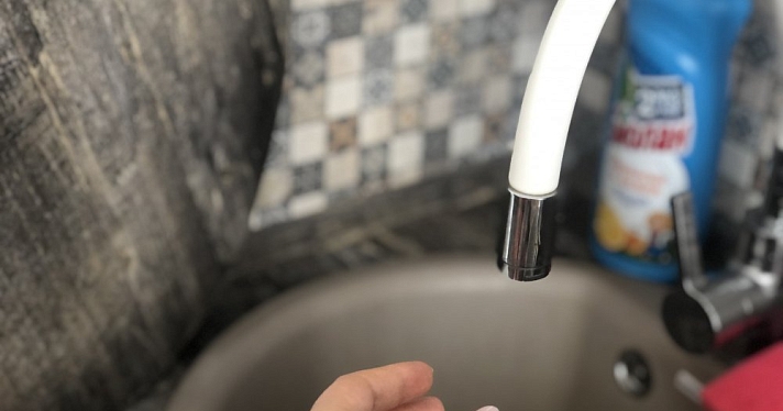 Власти объяснили, почему в домах ярославцев течёт тухлая вода 