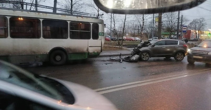 «Машина из фольги»: в Ярославле легковушка смялась после столкновения с троллейбусом_168964