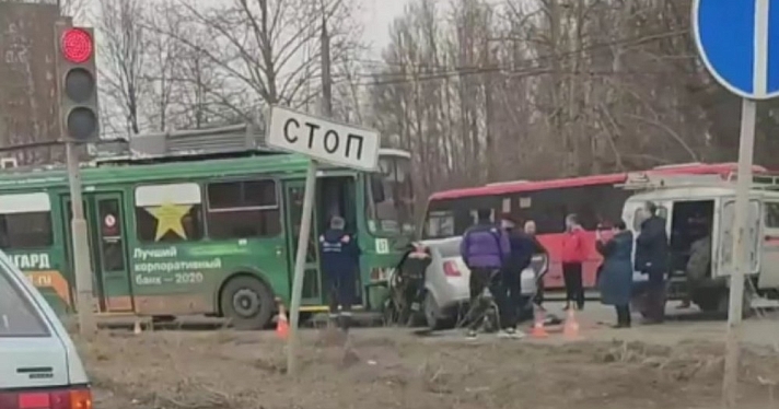Смято водительское место: ДТП с троллейбусом в Брагино