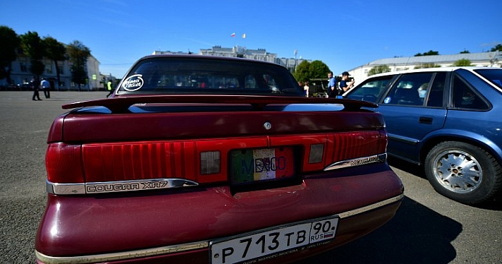 На Советской площади стартовало ралли классических автомобилей_165544