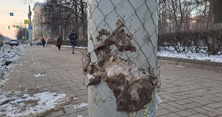 Столбы в клеточку: в Ярославле борются с рекламой на столбах и дорожных знаках, но этот метод плох_228618