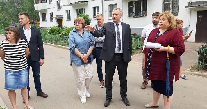 Подрядчика, закопавшего строительный мусор в отремонтированном по программе «Решаем вместе» дворе на Блюхера, обяжут устранить замечания до 1 июля