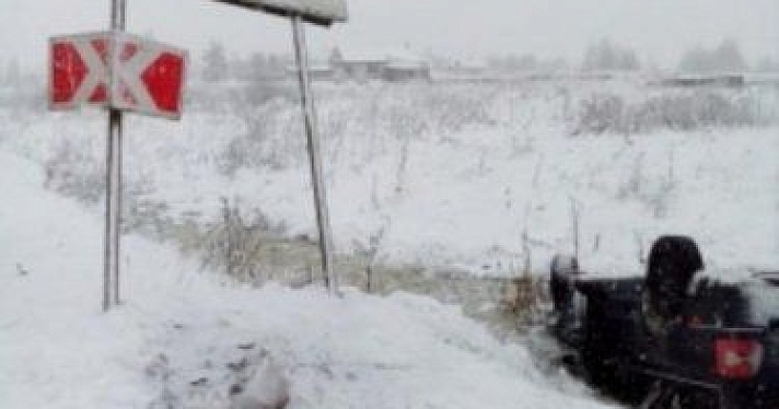 В Гаврилов-Ямском районе иномарка угодила в кювет и перевернулась на крышу 