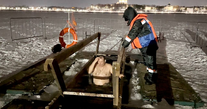 В купальнике в ледяную воду: как ярославцы окунались в крещенские проруби_231258