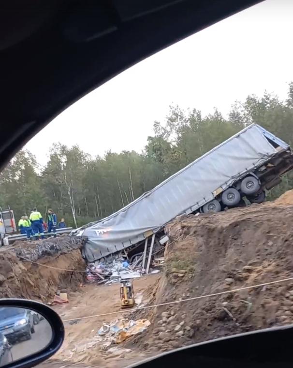 В Ярославской области фура в результате ДТП съехала в кювет