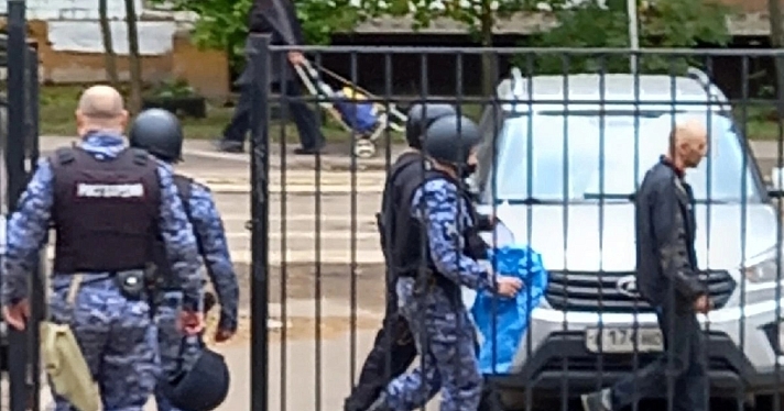 В Ярославле задержали мужчину, который проник в школу: комментарии полиции и департамента образования_221341