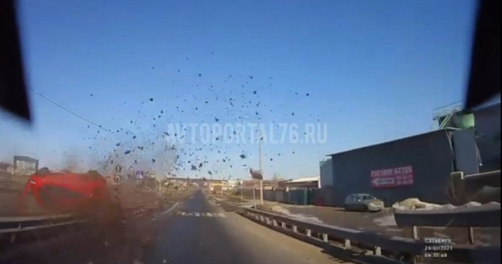 «Вошло в моду»: в Ярославле снова перевернулся автомобиль