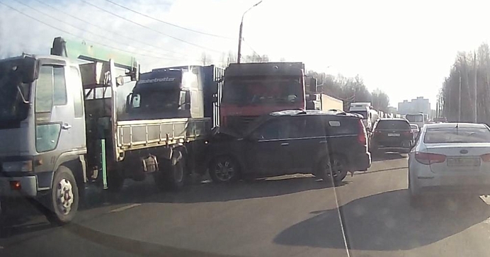 В Ярославле на ЮЗОД образовалась пробка из-за ДТП с участием внедорожника и самосвала