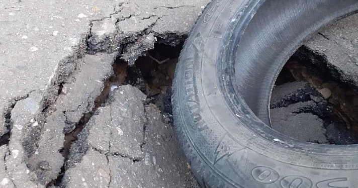 Фото дня. В центре Ярославля на дороге стали появляться «порталы»_165932
