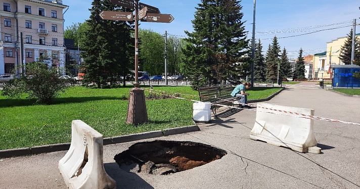 В Ярославле у Знаменской башни провалился асфальт_181164