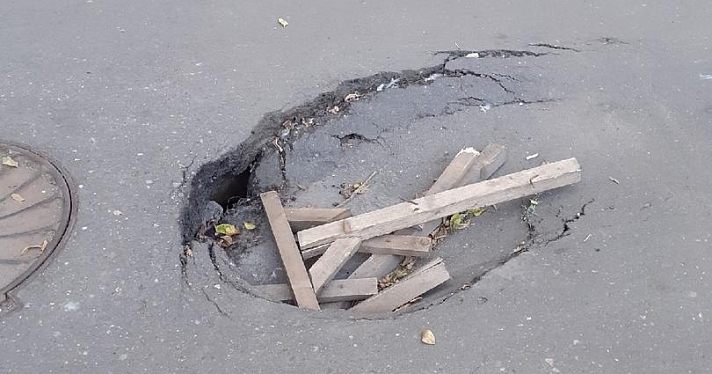 Фото дня. В центре Ярославля на дороге стали появляться «порталы»_165933