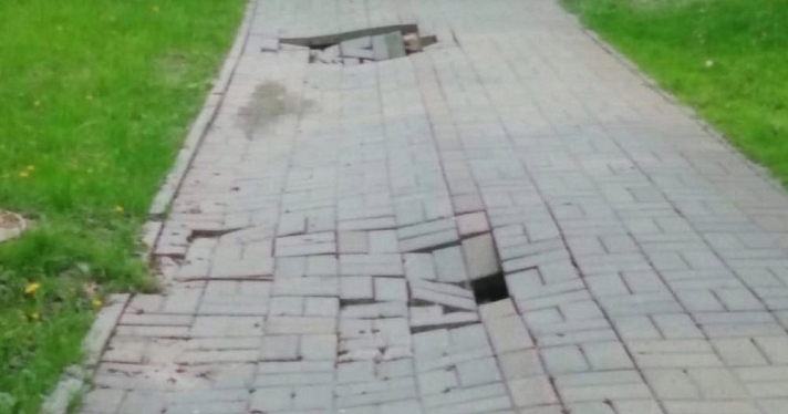 На аллее в центре Ярославля появились дыры в плитке