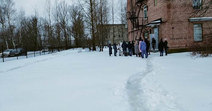 В Ярославле пациенты поликлиник вынуждены стоять в очередях на улице