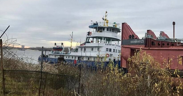 В Ярославле баржа повредила буксир-толкач во время постановки к причалу