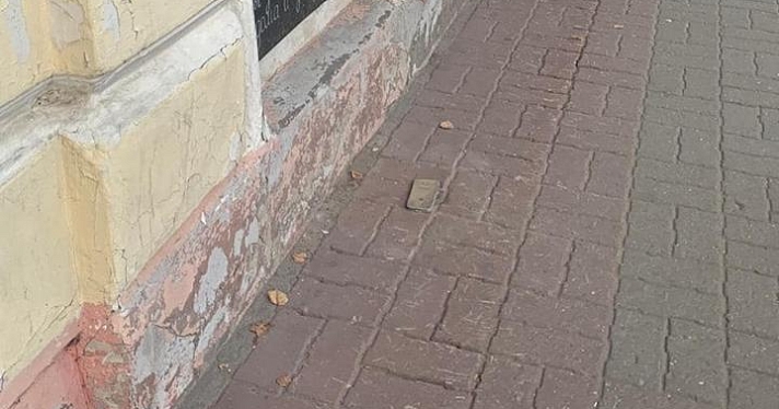 Возле бара Яна Левина в Ярославле появился памятник потерянному айфону_160440