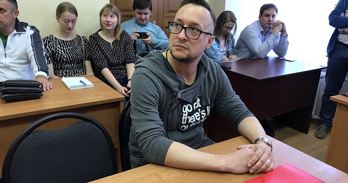 Ярославский суд начал рассматривать дело Кирилла Попутникова, который выложил фото здания УМВД с надписью про Путина на колоннах_157998