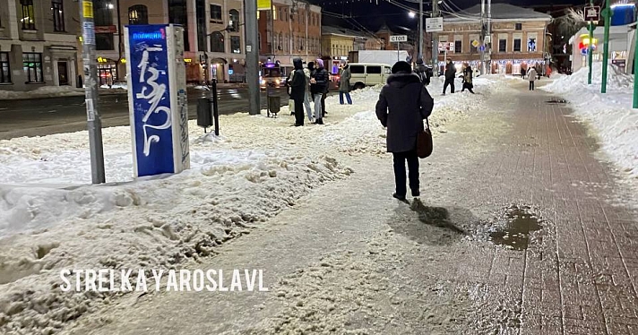 Площадь Юности в Ярославле осталась без остановочного комплекса_229635