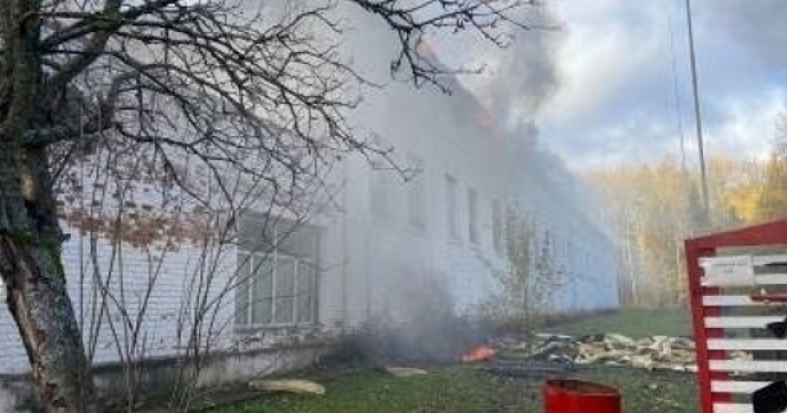 Пожарные сообщили о локализации пожара в цехе арсенала ВМФ в поселке Бурмакино