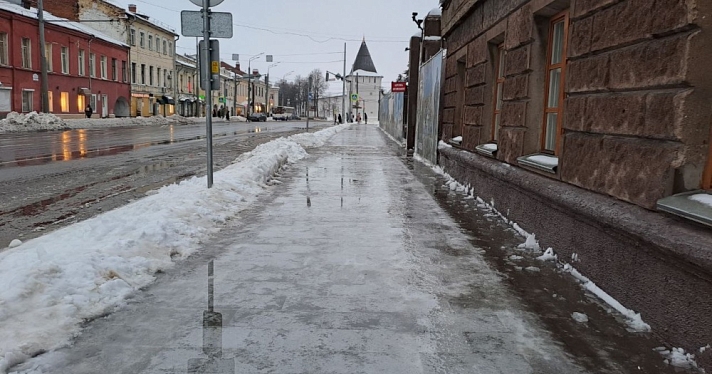 В центре Ярославля тротуары после уборки снега превратились в «смертоубийственный каток»