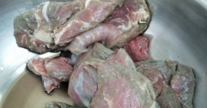 «Отравились 7 человек»: появились кадры тухлого мяса из рыбинского колледжа_173366